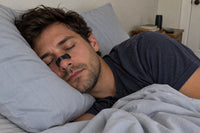 Hombre durmiendo con el dilatador descartable